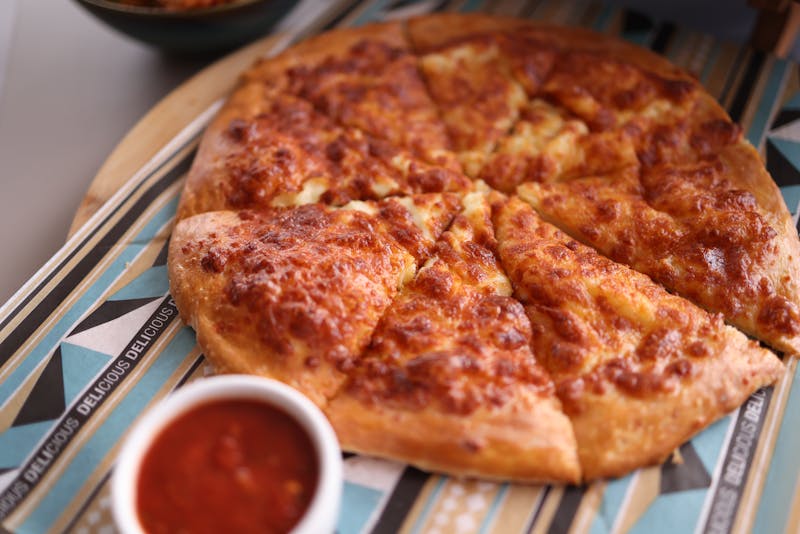 Crispy garlic knots with marinara dipping sauce